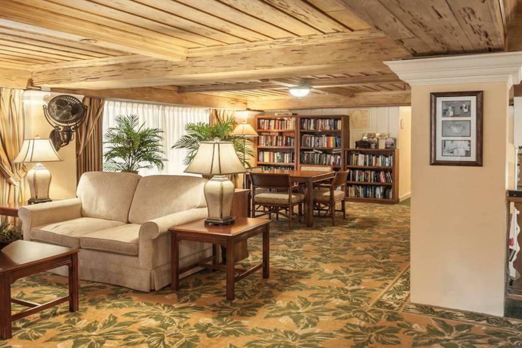 Hemingway Suites At Palm Beach Hotel Island Exterior photo