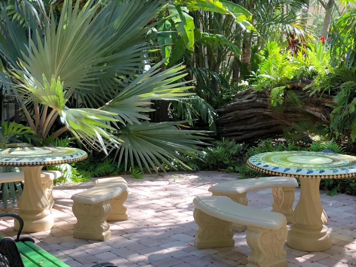 Hemingway Suites At Palm Beach Hotel Island Exterior photo