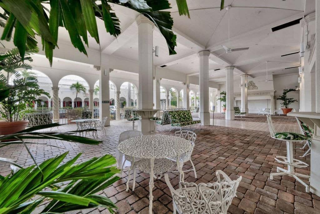 Hemingway Suites At Palm Beach Hotel Island Exterior photo