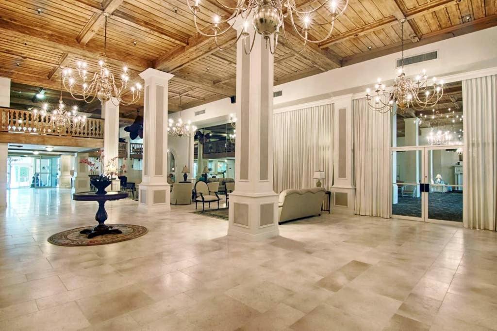 Hemingway Suites At Palm Beach Hotel Island Exterior photo
